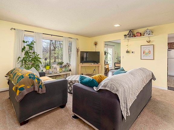 5th image of 1014 S Emerald Ln