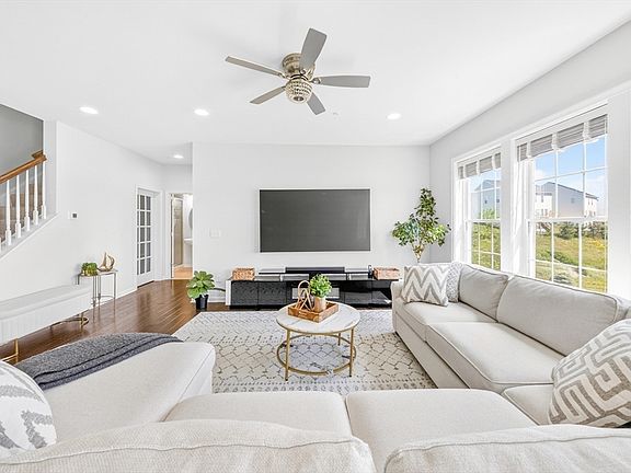 3rd image of 61 Aspen Way #61