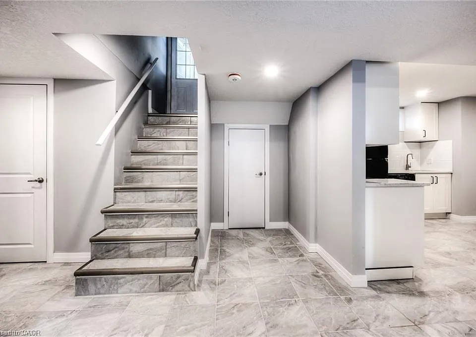 33 Ruskview Rd #LOWER