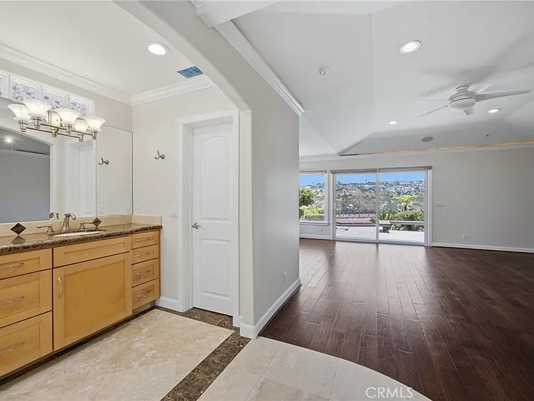 1840 Temple Hills Dr — Photo 25