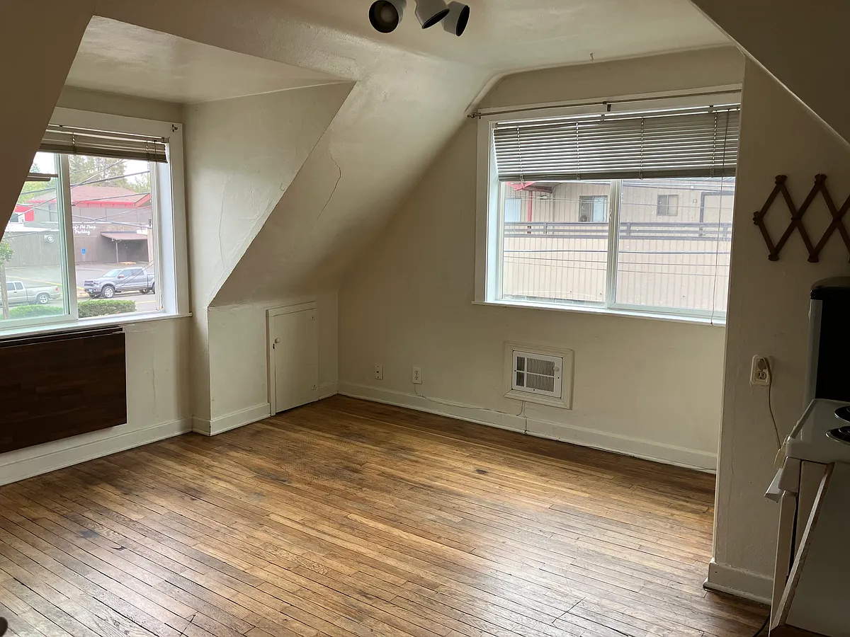 Building Photo - 427 W 12th Aly #4