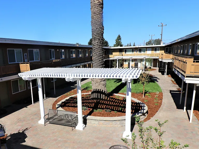 Coral Gardens Apartments — Photo 17