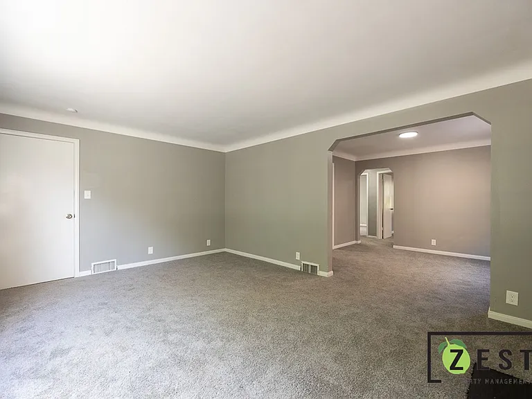 5235 Chatsworth — Photo 7