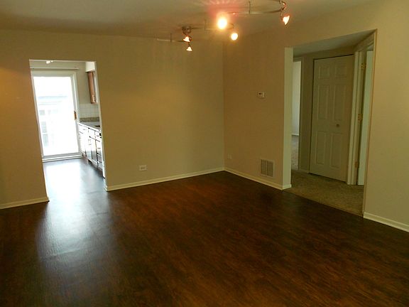 3rd image of 905 N Milwaukee Ave #201