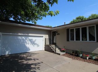 1315 Valerie Ave, Holdrege, NE 68949