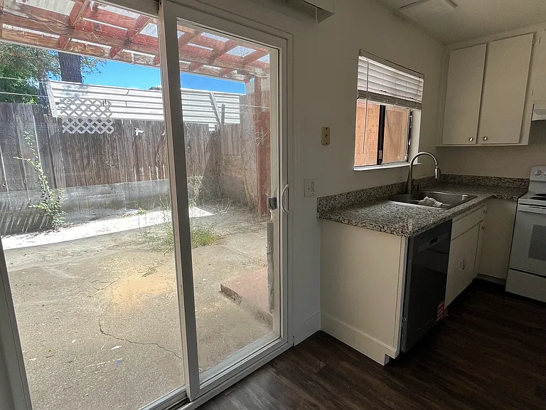 2560 Kenton Ct #1 — Photo 9