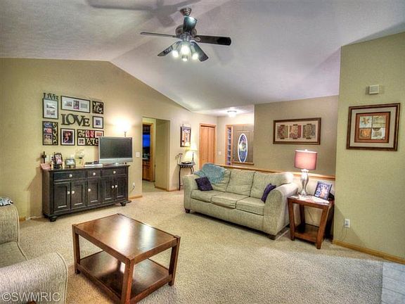 4th image of 10962 Douglas Dr