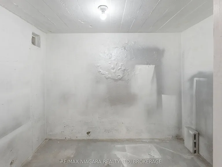 250 Grantham Ave #BASEMENT — Photo 11