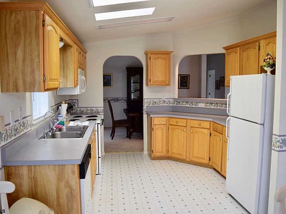 5th image of 24 Rosewood Ln