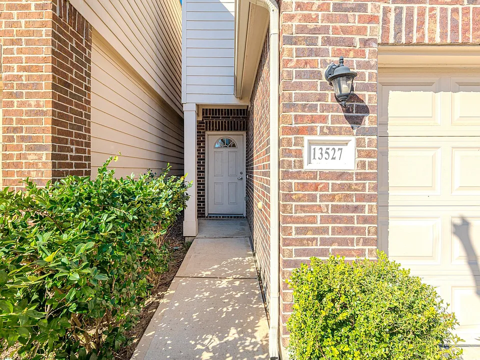 13527 Vista De Oro St