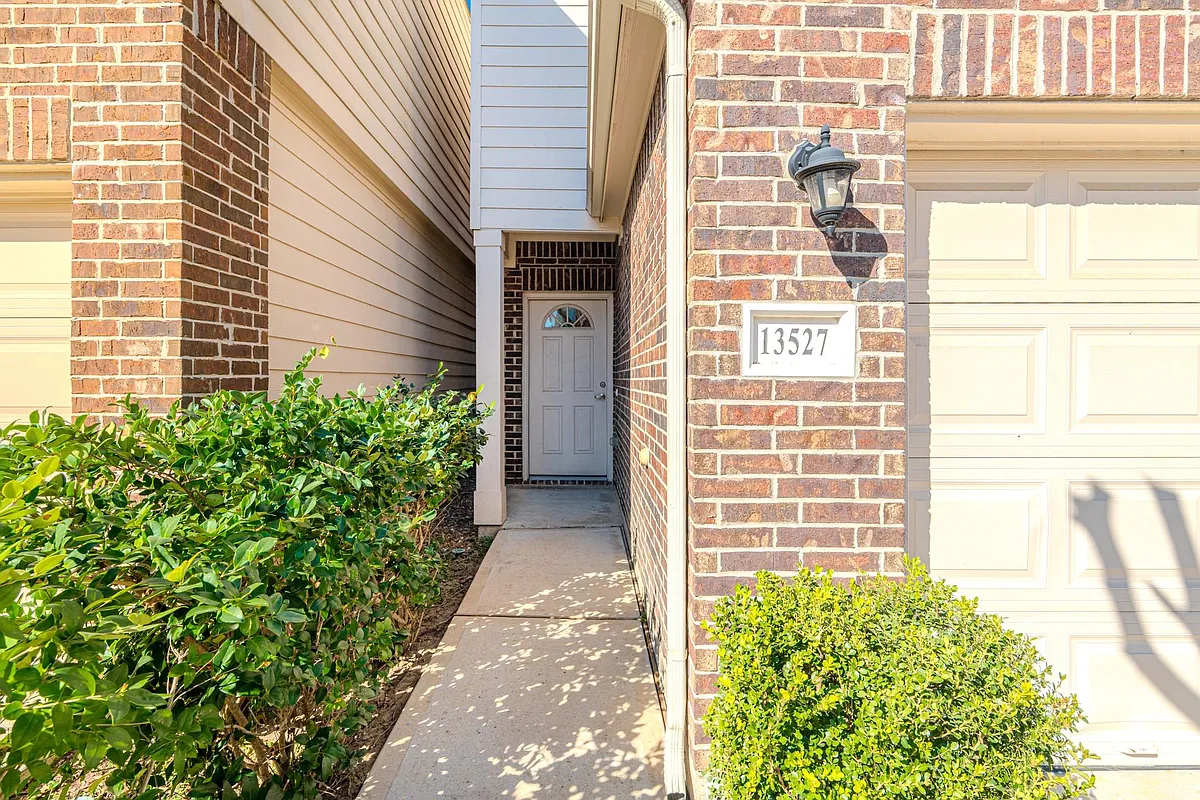 Building Photo - 13527 Vista De Oro St