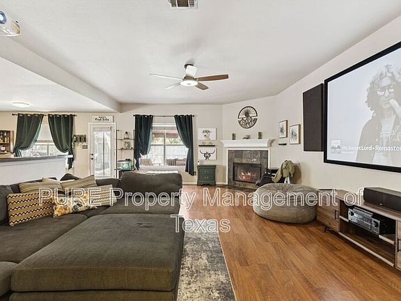 3rd image of 2412 Chestnut Path