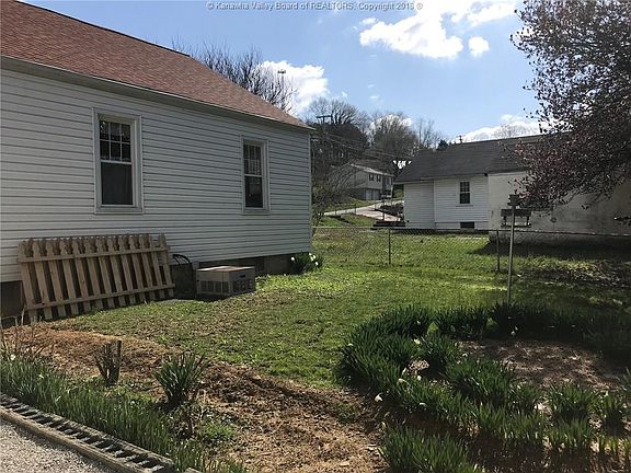 5th image of 221 Crestview Dr
