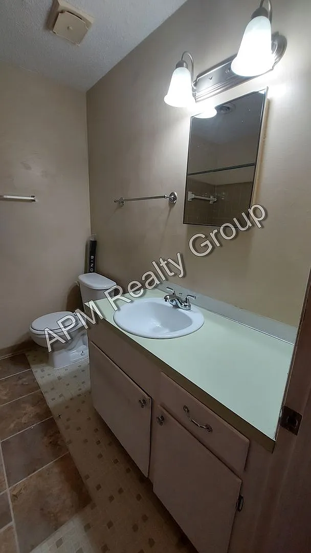 Three bedroom home in Southeast Columbia — Photo 1