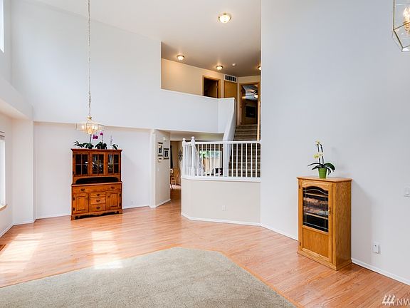 4th image of 8924 181st St E