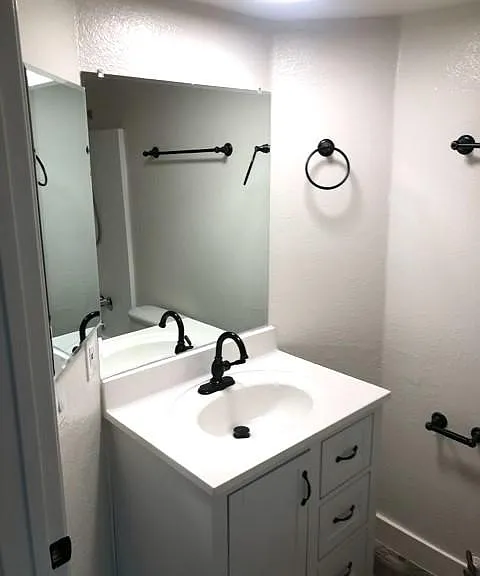 2218 N Beachwood Dr #201 — Photo 10