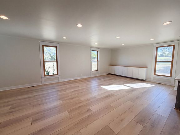 3rd image of 557 Peach Valley Rd