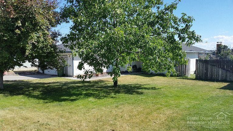 2nd image of 613 SE Grizzly Rd