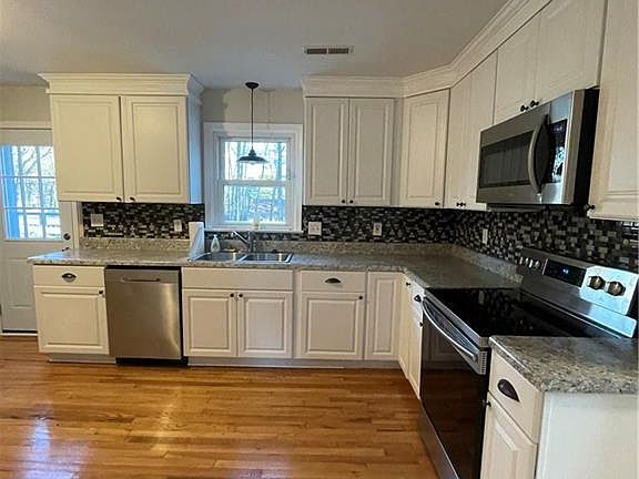 4th image of 3421 Castlebury Dr