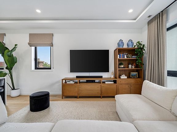 5th image of 831 N Maplewood Ave #3