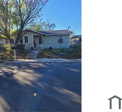 635 N San Joaquin Ave — Photo 1