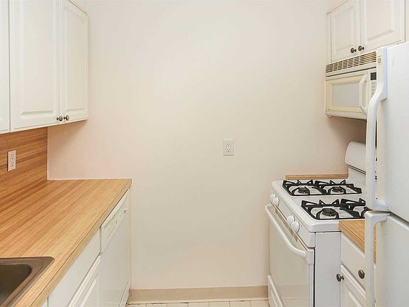 4th image of 1 Birchwood Ct APT 2B