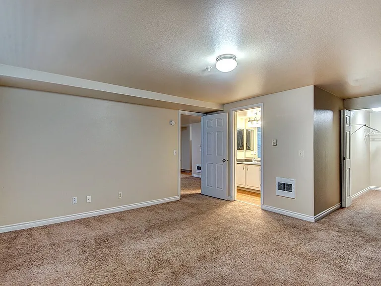 Ellis Court Apartments — Photo 24