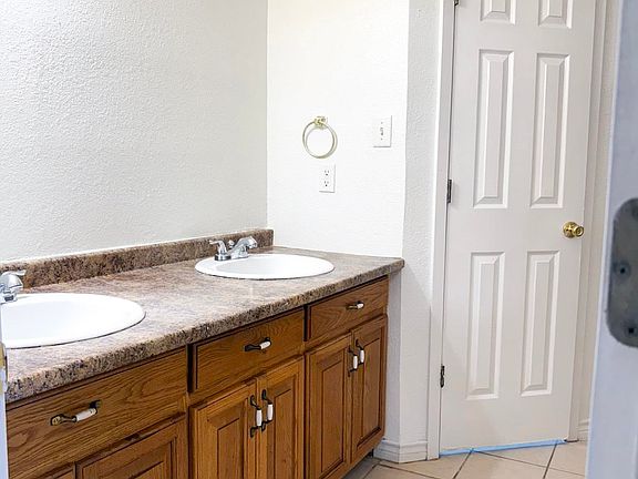 4th image of 501 E Rodriguez St