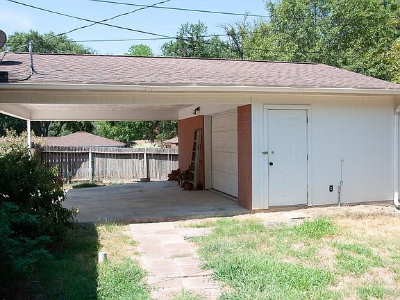 5th image of 1912 Redbud Dr