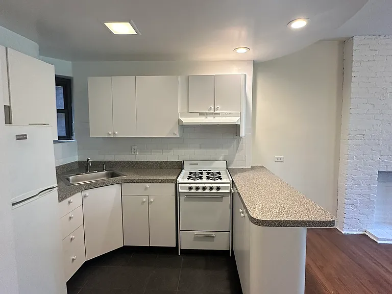 417 E 81st St #2-D — Photo 3