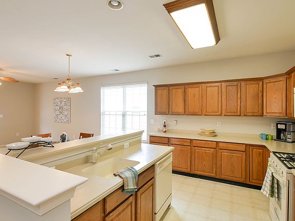 4th image of 135 Saint Georges Dr