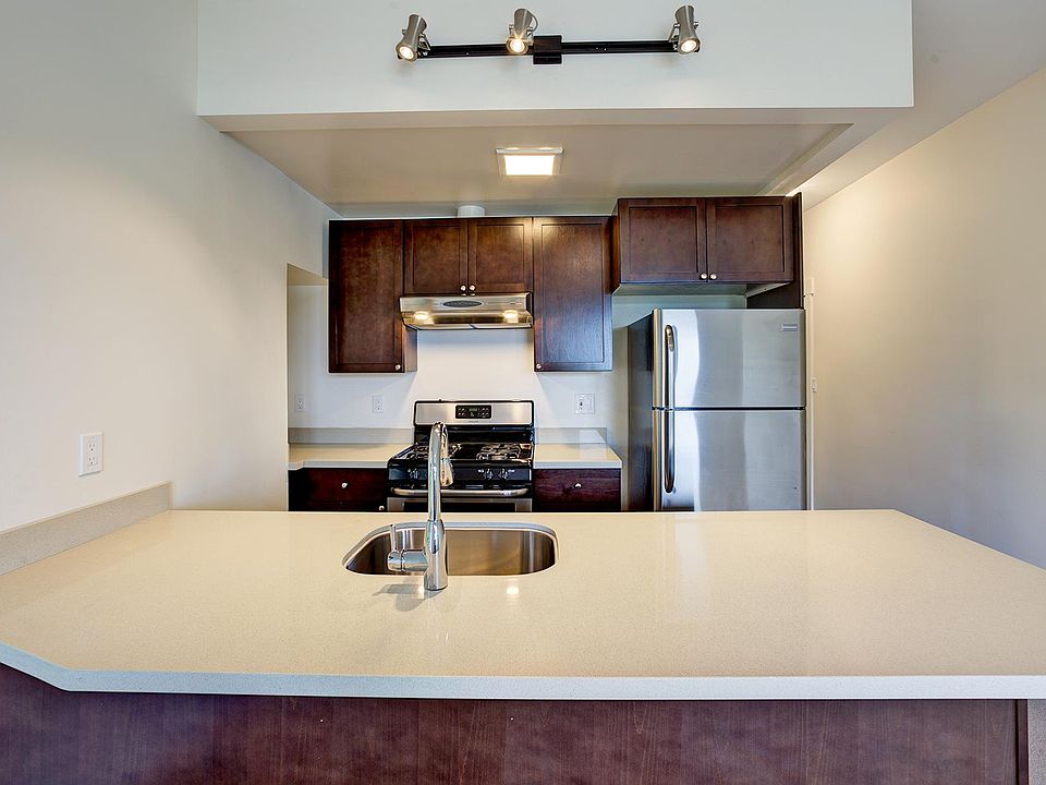 Kitchen with eating bar, gas range & stainless appliances