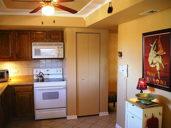 Eat-In Kitchen