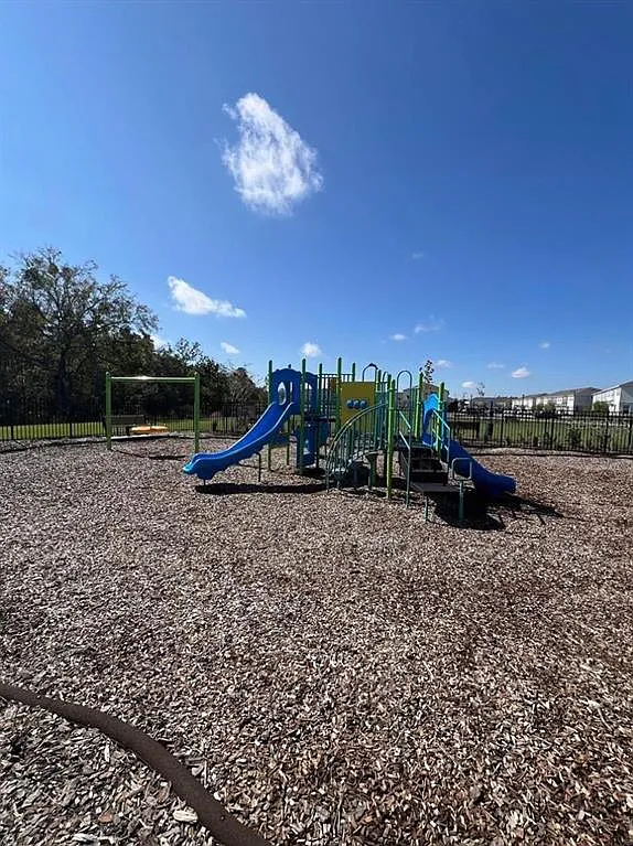 3 bed, 2.5 bath, 1834 sqft, $1,875 — Photo 4