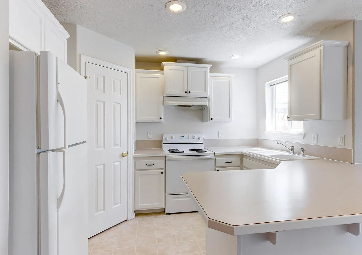 Spacious 3 Bed, 2.5 Bath Home with Garage - Prime Location! — Photo 3