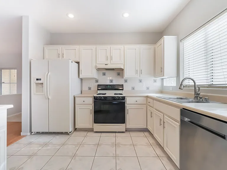 2571 Thatcher Ave — Photo 8