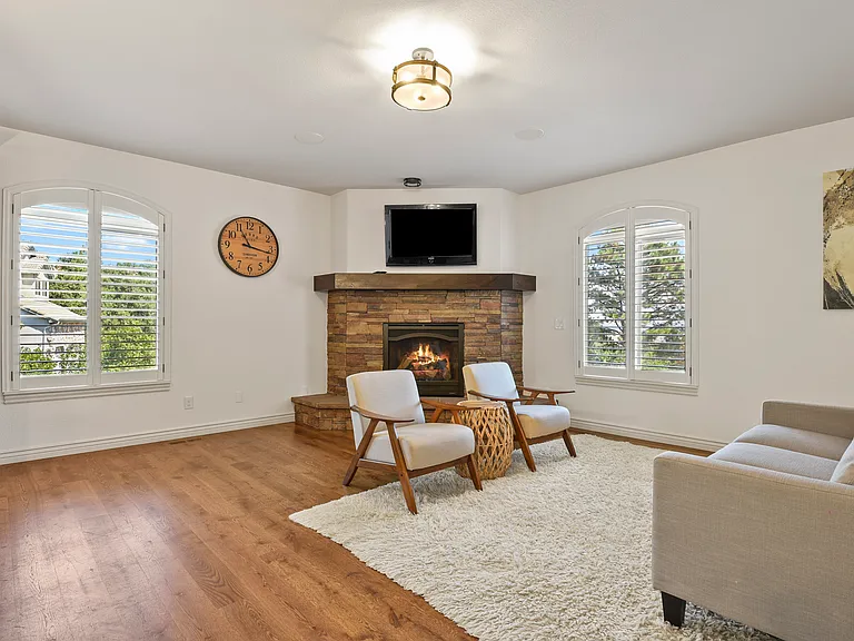 5440 Broadmoor Bluffs Dr — Photo 9