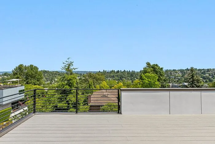 2409 E Thomas St — Photo 4