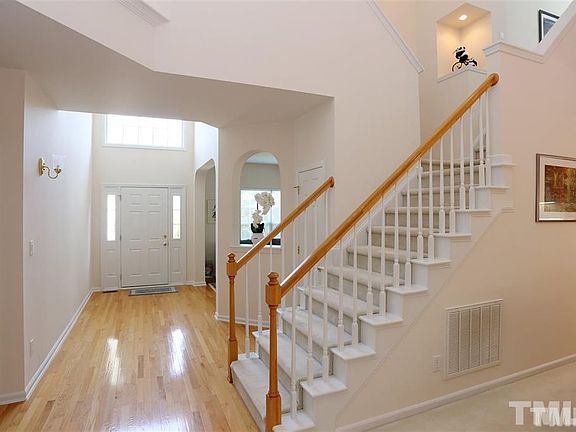 5th image of 402 Somersview Dr