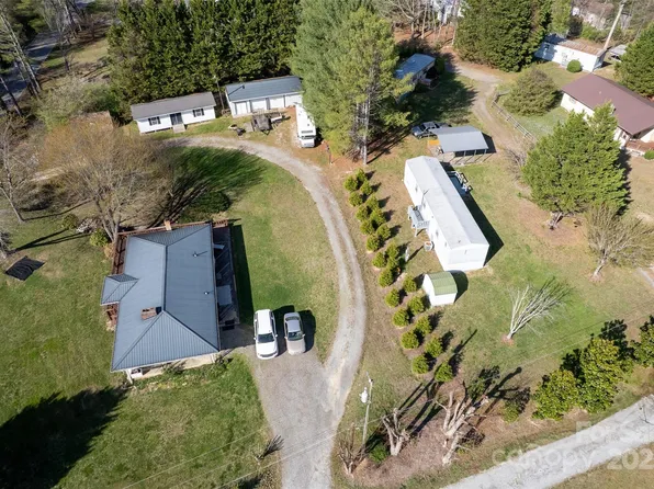 29 Delta Dr, Hendersonville, NC 28792