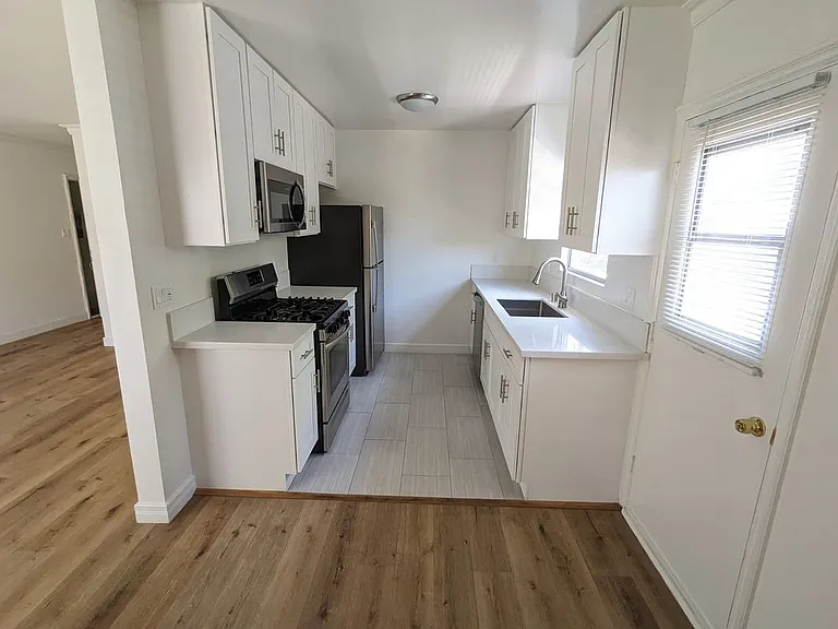 1320 N Martel Ave #7 — Photo 3