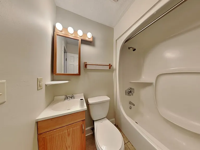 1365 Indianola Ave — Photo 7