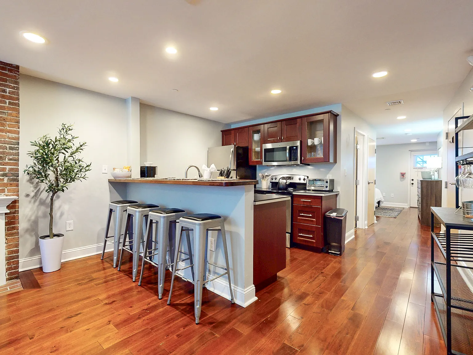 1 bed, 900 sqft, $6,300 — Photo 2