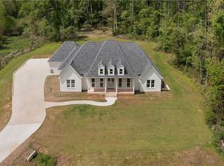 102 Pontchartrain Oaks Dr, Madisonville, LA 70447