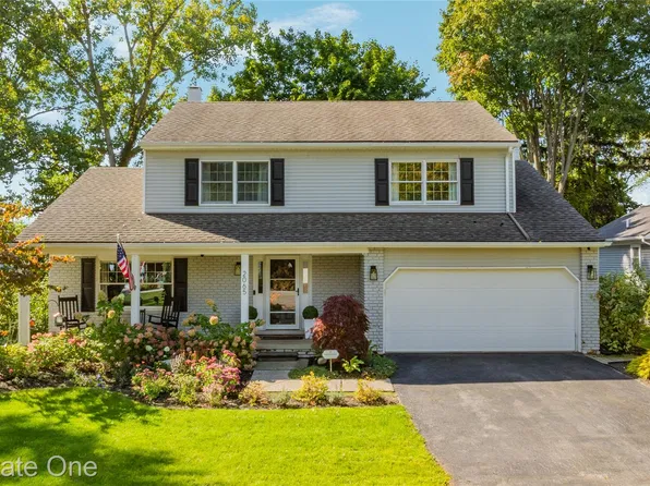 2065 Teaneck Cir, Wixom, MI 48393