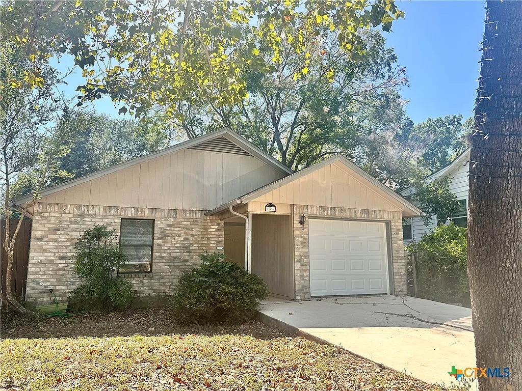 3 bed, 2.0 bath, 1090 sqft, $1,675 — Photo 1