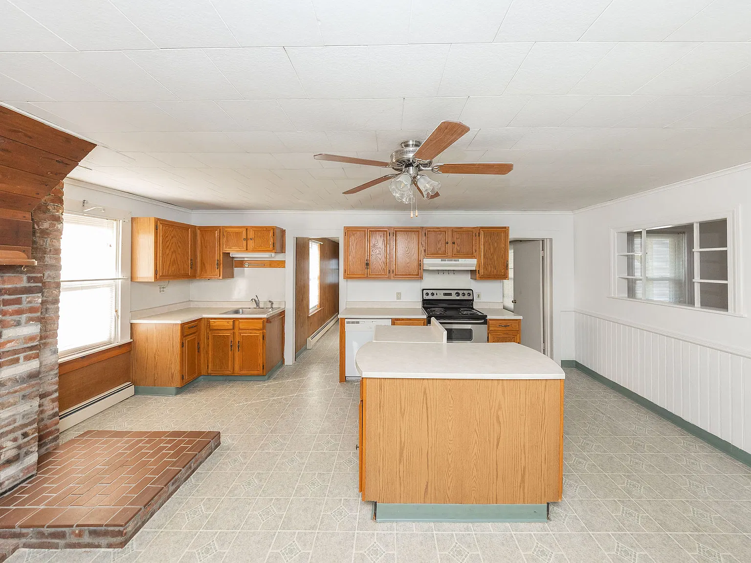 2 bed, 934 sqft, $1,600 — Photo 2