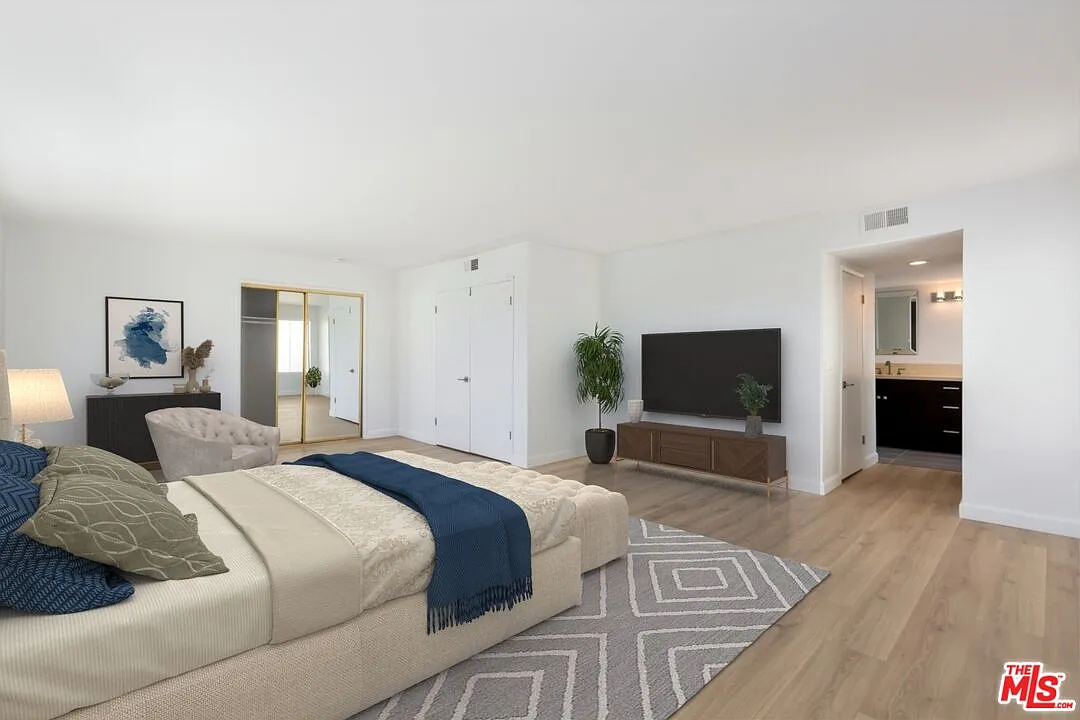 2 bed, 2.0 bath, 2000 sqft, $5,295 — Photo 3