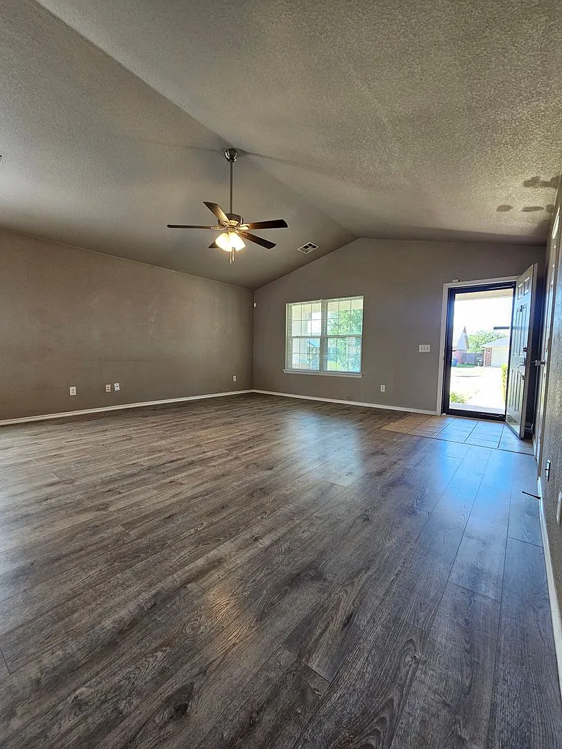 (3) Bed/(2) Bath with Storm Shelter Avail NOW! — Photo 4