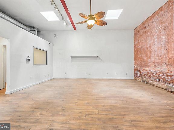 4th image of 1414 W Oxford St
